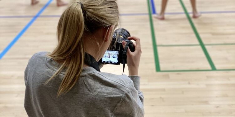 Maja Kallmayer i gang med arbejdet som praktikant i multimediedesign ved Halvorsminde.