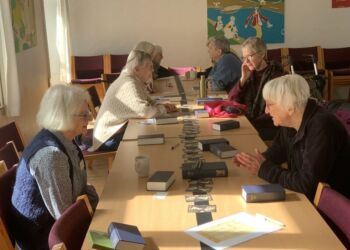 Kreative skribenter ved et tidligere kursus på Vrå Højskole. Foto: Privat.