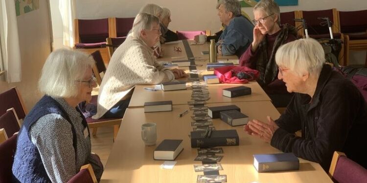 Kreative skribenter ved et tidligere kursus på Vrå Højskole. Foto: Privat.