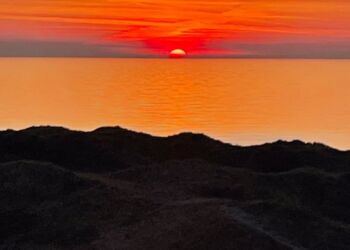 Solnedgang set fra klitterne ved Tornby Strand. Foto: Tornby Turistforening.