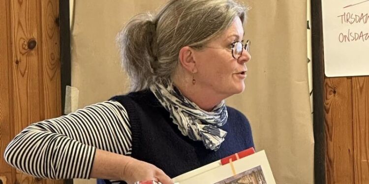 Billedkunstner Laila Pallisgaard i gang projektet på Sydvestkajen.