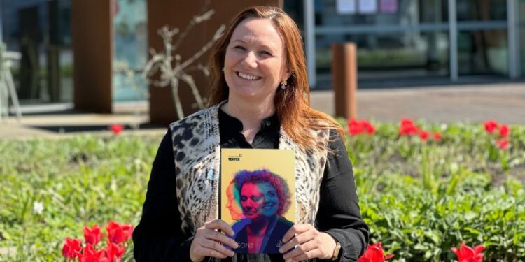 Sylle Christiane Hyttel med det nye sæsonkatalog på Vendsyssel Teater.