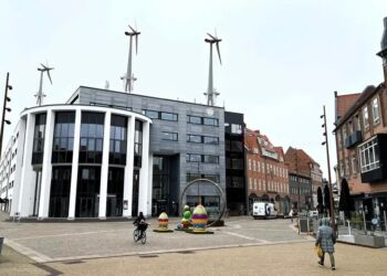 Vindmøller på tager af rådhuset på Springvandspladsen. Foto: Hjørring Kommune.