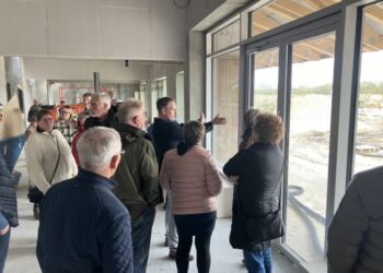 Formanden for Sundheds-, Ældre- og Handicapudvalget i Hjørring Kommune, Claus Mørkbak Højrup, viser rundt og fortæller om Soldalhus. Foto: Palle W. Nielsen