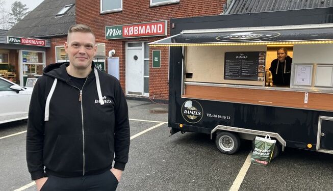 Daniel Hemmingsen hjælper gerne køber med aftaler som for eksempel med Min Købmand i Lendum. Arkivfoto: Palle W. Nielsen