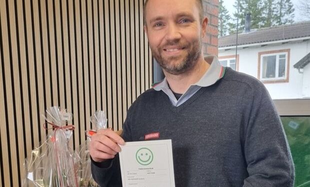 Dennis Bøgedal Bak med Fødevarestyrelsens bevis på, at der er styr på temperaturen. Privatfoto