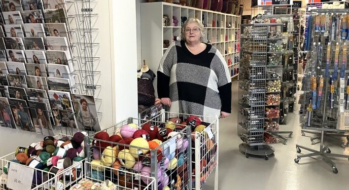Doris Christensen har hos Holmberg Handel i Hjørring lige nu også udsalg af udvalgte garnmærker. Foto: Palle W. Nielsen