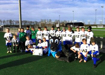 SHI U10 drenge fik nye trøjer af Ulven Billie og A-Z. Privatfoto