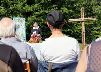 Sognepræst Lise Munk Petersen stod for gudstjenesten i den lysegrønne bøgeskov.