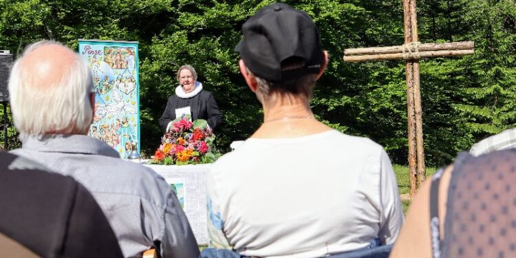 Sognepræst Lise Munk Petersen stod for gudstjenesten i den lysegrønne bøgeskov.