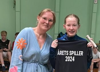 Formand Mette Nielsen og Anna Hjermitslev Kjelgaard, som blandt pigerne blev kåret til Årets Spiller 2024. Foto: HBK.