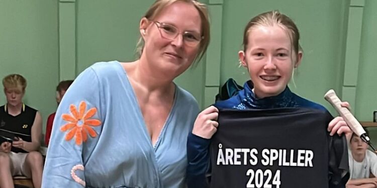 Formand Mette Nielsen og Anna Hjermitslev Kjelgaard, som blandt pigerne blev kåret til Årets Spiller 2024. Foto: HBK.