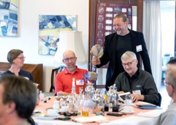 Niels Christian Jensen, som rådgiver i udvikling af ledelse og organisationer, ses her stående hos netværket BNI i Hjørring. Foto: BNI.
