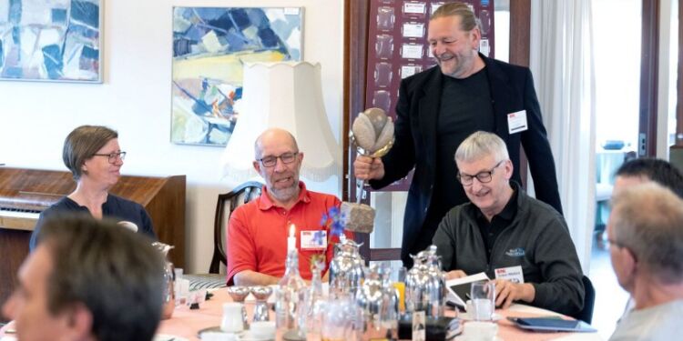 Niels Christian Jensen, som rådgiver i udvikling af ledelse og organisationer, ses her stående hos netværket BNI i Hjørring. Foto: BNI.