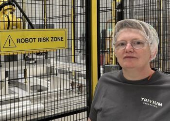 Fabrikschef Bente Binderup ved en robot i en af Triviums produktionshaller i det tidligere Nestlé-kompleks. Foto: Erhverv Hjørring.