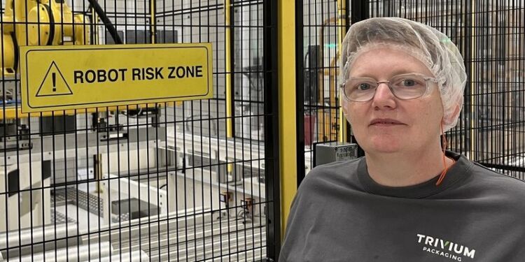 Fabrikschef Bente Binderup ved en robot i en af Triviums produktionshaller i det tidligere Nestlé-kompleks. Foto: Erhverv Hjørring.