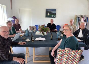 Bestyrelsen fejrer kontraktunderskrivelsen. Kurt Bærentsen samt Erik Jakobsen var fraværende. Foto: Niels Chr. Jakobsen.