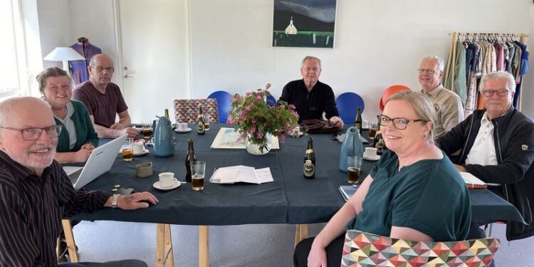 Bestyrelsen fejrer kontraktunderskrivelsen. Kurt Bærentsen samt Erik Jakobsen var fraværende. Foto: Niels Chr. Jakobsen.