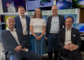 Købere og sælger samlet hos Sindal Biogas. Foto: Stener Glamann.