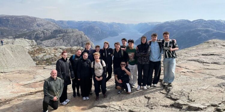 Klassen besøgte Prædikestolen. En vandretur på 2 x 8 km i de norske fjelde. Foto: EUC Nord.