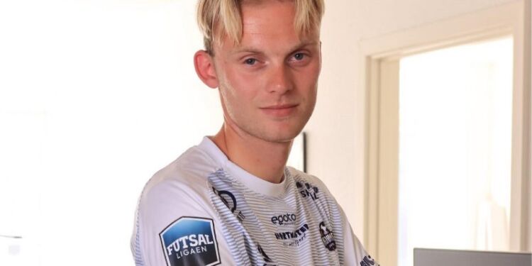 Emil Branth i trøjen for HFK.