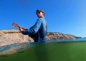 Emil Kobber er en ung musiker, der spiller covernumre med udgangspunkt i store kærlighedsballader fra 50’erne og frem til i dag. Han er blot en af adskillige, der kan opleves på Lønstrup Festival.