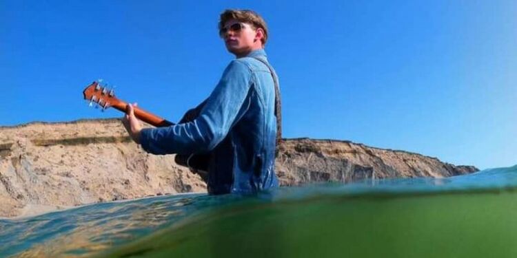 Emil Kobber er en ung musiker, der spiller covernumre med udgangspunkt i store kærlighedsballader fra 50’erne og frem til i dag. Han er blot en af adskillige, der kan opleves på Lønstrup Festival.