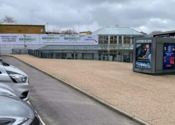 Indgangen til genbrugsbutikken er ved det store glasparti lige ved nedgangen til parkeringskælderen. Privatfoto.