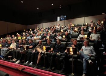 Knap 100 sponsorer havde taget plads i de bløde sæder hos Benny Bruun i MovieHouse.