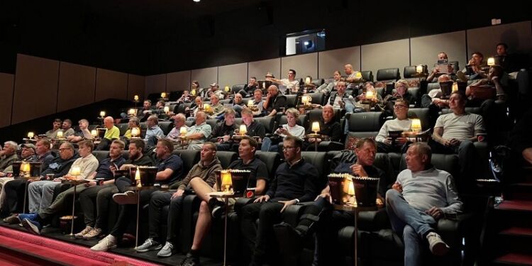 Knap 100 sponsorer havde taget plads i de bløde sæder hos Benny Bruun i MovieHouse.