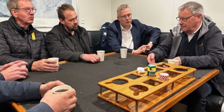 Fiskeriministeren havde inviteret til debat, men venstrefløjen manglede angiveligt i både Skagen og Hirtshals. Foto: Fiskeri Tidende.