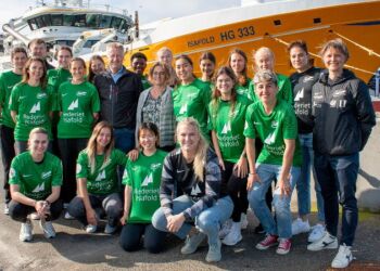 Fortunas piger og trænere fra Gjensidige Kvindeliga linet op på kajen i Hirtshals sammen med hovedsponsor Lise Bjørn Jørgensen og Karsten Mølgaard fra Rederiet Isafold.