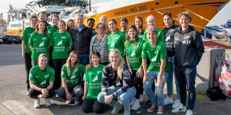 Fortunas piger og trænere fra Gjensidige Kvindeliga linet op på kajen i Hirtshals sammen med hovedsponsor Lise Bjørn Jørgensen og Karsten Mølgaard fra Rederiet Isafold.