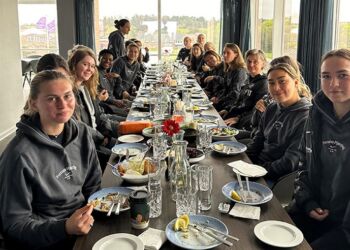 Liga-pigerne fra Fortuna bænket ved frokostbordet på Montra Skaga Hotel.