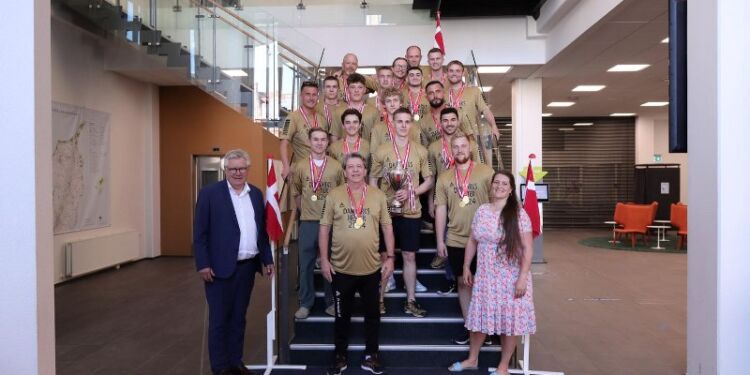 Søren Smalbro med mesterne fra HFK. Foto: Hjørring Kommune.