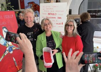 Kunstner Henrik Busk Andersen, galleriejer Chelina Bagger og eventchef Rikke Ejsenhardt fra Hjørring Handel.