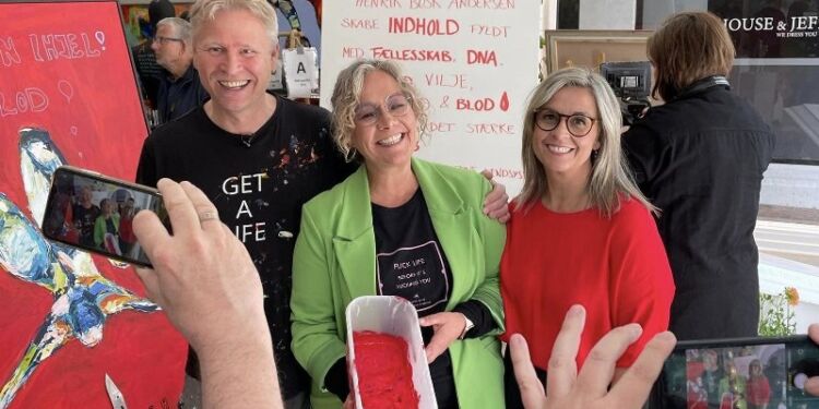 Kunstner Henrik Busk Andersen, galleriejer Chelina Bagger og eventchef Rikke Ejsenhardt fra Hjørring Handel.