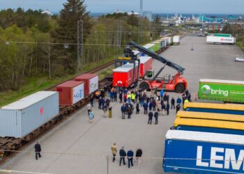 Omkring 10 til 20 procent af de lastbiltrailere, der hver dag passerer Hirtshals Havn, kan med fordel løftes over på godstog. Foto: Hirtshals Havn.