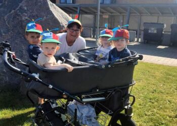 Den private dagplejer Lene Betina Pedersen med fire glade børn fra Guldsmeden.