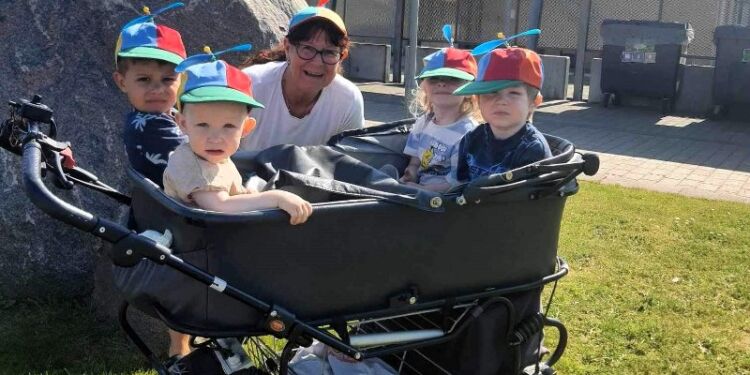 Den private dagplejer Lene Betina Pedersen med fire glade børn fra Guldsmeden.