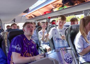Højt humør hos de trofaste fans, som her ses på vej til Gentofte, hjalp garanteret igen Hjørring Futsal Klub. Foto: HFK.