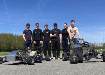 Mads, Malthe, Otto, Lasse, Olivia og Tue fra 3. v og z tester deres nybyggede go-card på Køreteknisk Anlæg i Hjørring. Foto: HTX.