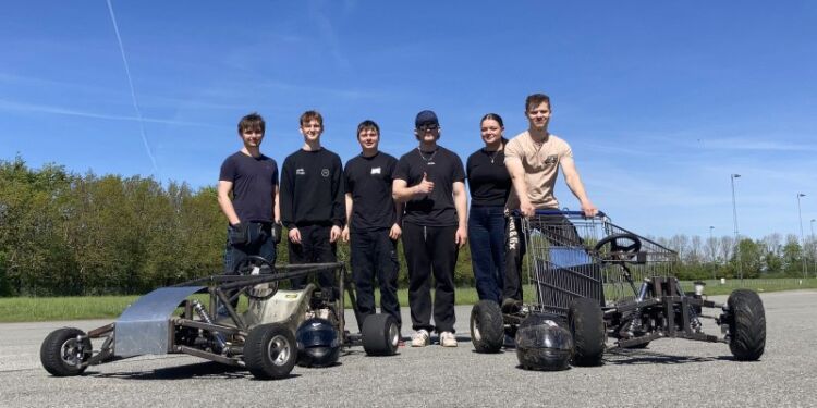 Mads, Malthe, Otto, Lasse, Olivia og Tue fra 3. v og z tester deres nybyggede go-card på Køreteknisk Anlæg i Hjørring. Foto: HTX.