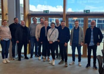 Gruppen fra Hitra Kommune og forstander på Nordsøen Fri Fagskole, Søren Hall.