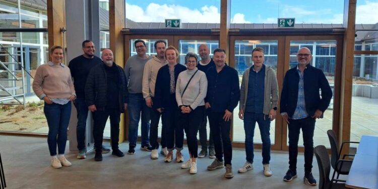 Gruppen fra Hitra Kommune og forstander på Nordsøen Fri Fagskole, Søren Hall.