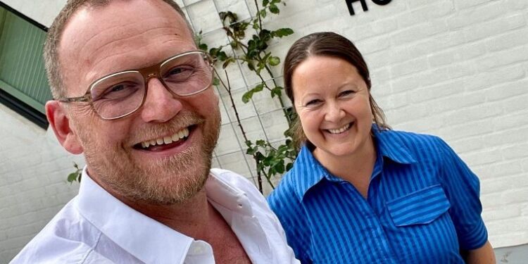 Direktør Michael Vendelbo Pedersen fra Erhverv Hjørring i selskab med Dorte fra Arkitektfirmaet Hovaldt. Foto: Privat.