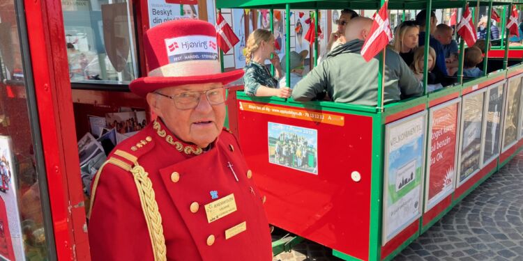 Krumme i sin flotte uniform på Springvandspladsen. Arkivfoto: Palle W. Nielsen.