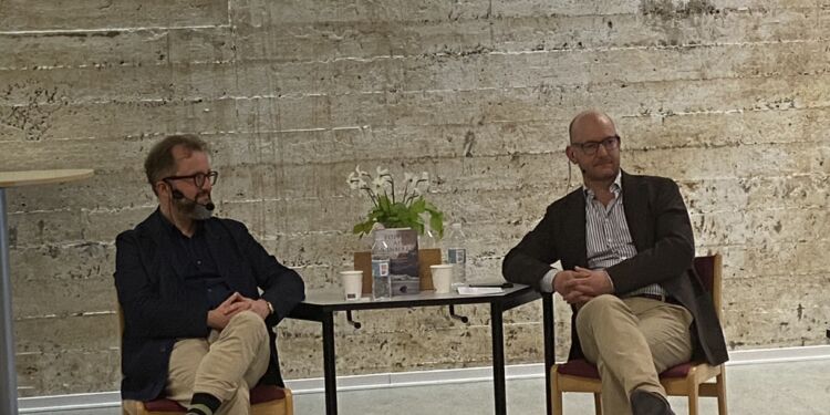 De tidligere elever på Hjørring Gymnasium, Lasse Horne Kjældgaard og Jacob Søndergaard, holdt et spændende oplæg om nordjyske forfattere.