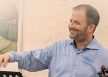 Den konservatorieuddannede israelske violinist Jonathan Ofir fortæller i Tversted. Privatfoto