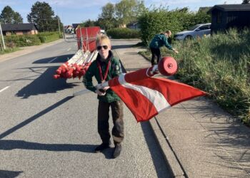 Benjamin er frisk og hurtig med flaget i Tversted. Foto: Palle W. Nielsen